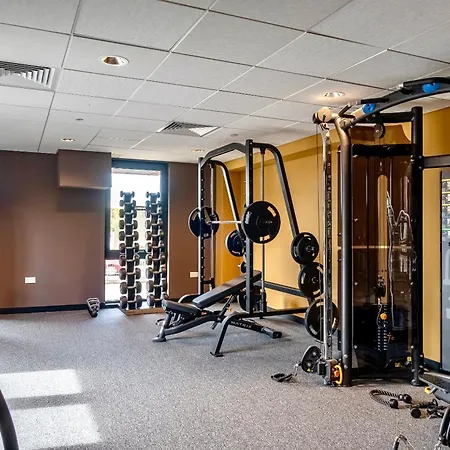 Apartment Retreat For 4 With Free Parking And Gym Access