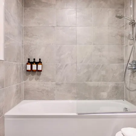 Apartment Retreat For 4 With Free Parking And Gym Access *